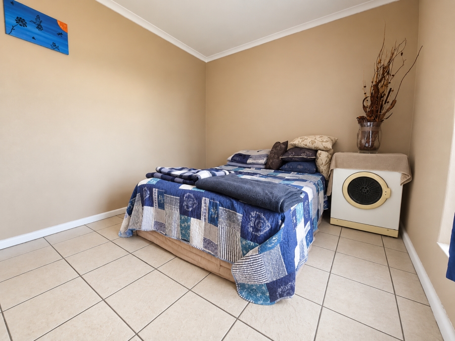 To Let 4 Bedroom Property for Rent in Hoogland Western Cape